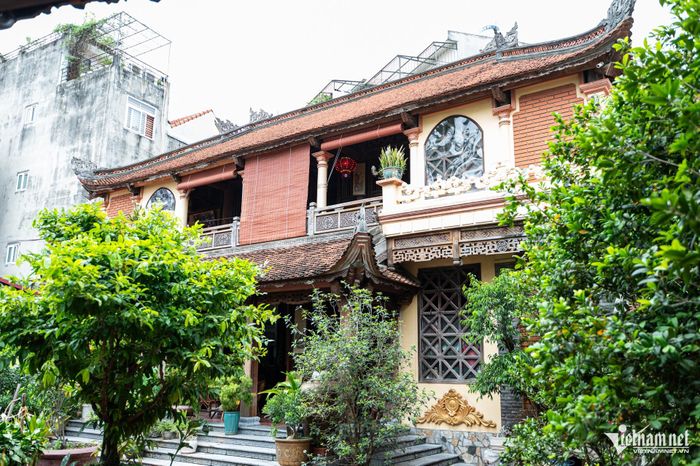 Ngôi nhà kết hợp giữa kiến trúc nhà truyền thống Bắc Bộ (tầng 2 kết cấu 5 gian, 2 dĩ) và kết cấu nhà lầu hiện đại