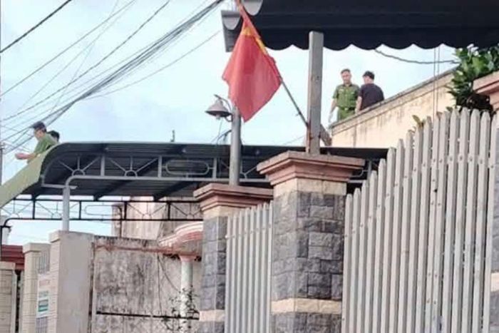 Lực lượng công an khám nghiệm khu vực hiện trường. Ảnh: A.X
