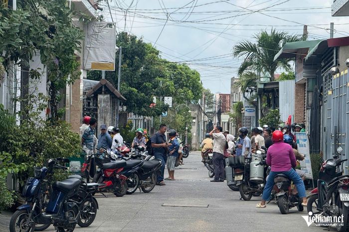 Nhiều người dân theo dõi vụ việc. Ảnh: Hoàng Anh