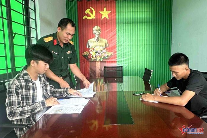 Phạm Hùng Dũng (phải) đăng ký tình nguyện nhập ngũ. Ảnh: Trung Hải