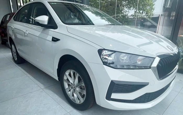 Skoda Slavia bản tiêu chuẩn đang được một số đại lý tư nhân chào bán với giá 380 triệu đồng. Ảnh: Đại lý