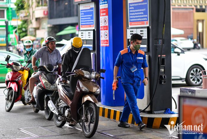 Giá xăng được điều chỉnh tăng. Ảnh: Nguyễn Huế