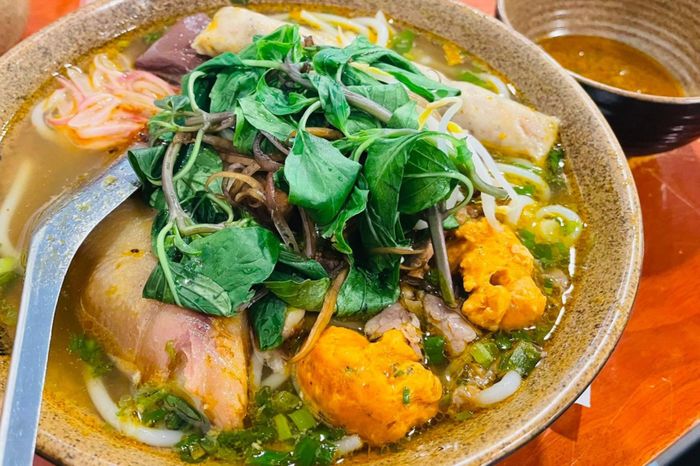 Khi ăn người dân cần nhai kỹ, cẩn thận nguy cơ hóc các mảnh xương nhỏ. Ảnh: Hoa Linh.