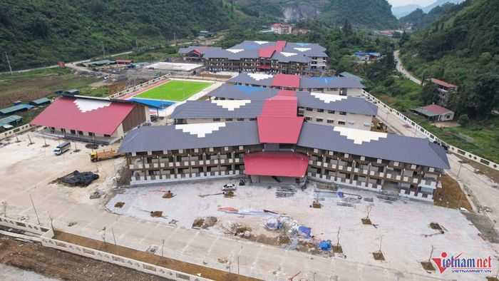 Trường nội trú liên cấp Mường Khương được lựa chọn là điểm cầu trung tâm tổ chức Lễ khánh thành và khai giảng năm học mới trên toàn quốc. Ảnh: Trọng Bảo