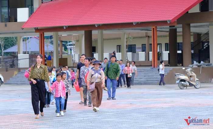 Học sinh vùng cao Mường Khương nô nức trong ngày tựu trường. Ảnh: Trọng Bảo