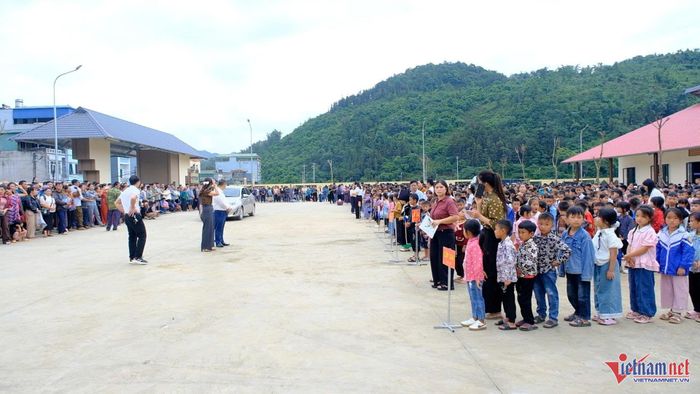 Hơn 1 nghìn học sinh xã Mường Khương trong ngày tựu trường ở ngôi trường mới. Ảnh: Trọng Bảo