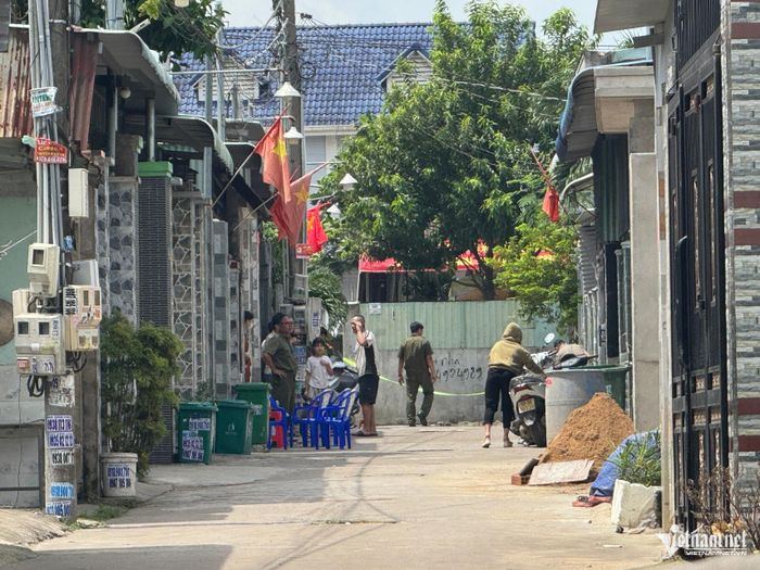 Lực lượng chức năng phong tỏa hiện trường vụ án. Ảnh: Hoàng Anh