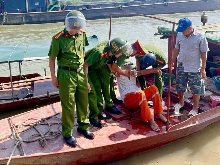 Cảnh sát 113 phối hợp cùng người dân giải cứu người đàn ông rơi cầu. Ảnh: CACC