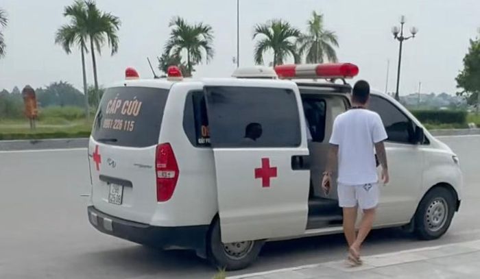 Xe cấp cứu gia đình ông K. thuê để đưa bố về nhà, quãng đường 16km. Ảnh cắt từ clip