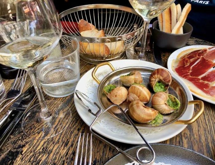 Ốc sên nướng bơ tỏi tại nhà hàng L’Escargot Montorgueil ở Paris. Ảnh: Kim Glover/Glover Gardens.