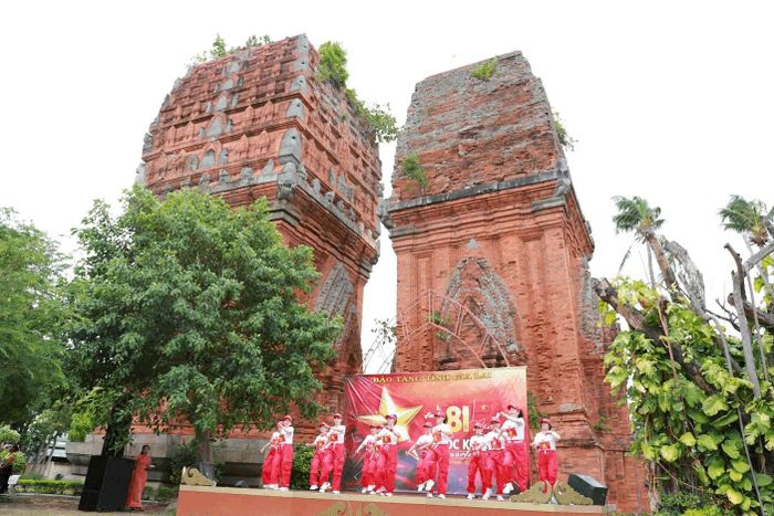 Chương trình nghệ thuật “Giai điệu tự hào” được tổ chúc tại Di tích Tháp Đôi. Ảnh: Phan Hiếu