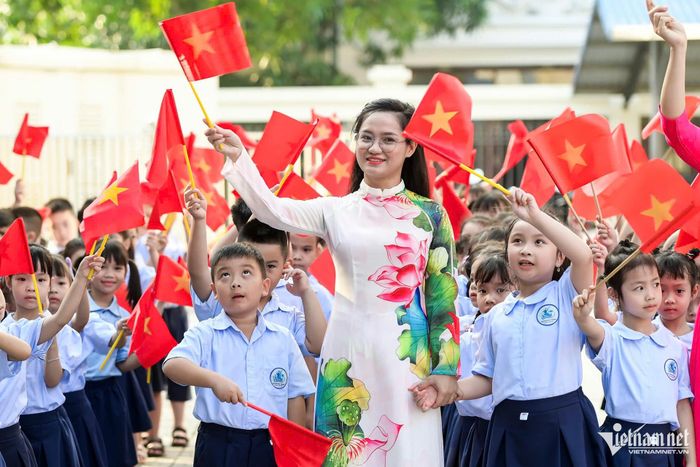 Cô trò tại một trường tiểu học. Ảnh: Trọng Tùng.