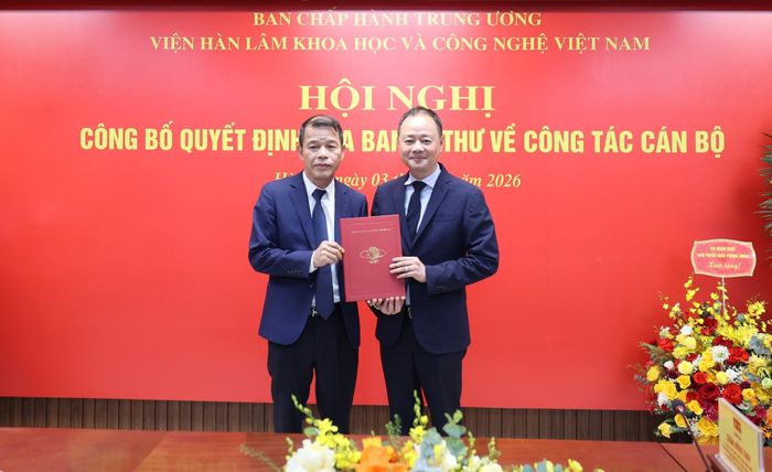 Chủ tịch Viện Hàn lâm Khoa học và Công nghệ Việt Nam Trần Hồng Thái trao quyết định cho ông Vũ Thanh Mai. Ảnh: Viện Hàn lâm Khoa học và Công nghệ Việt Nam