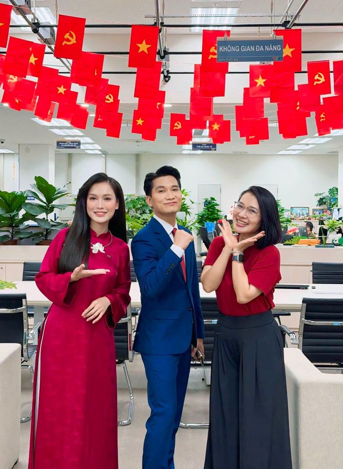 BTV Huy Hoàng đầy năng lượng bên 2 đồng nghiệp thân thiết - BTV Linh Thủy và BTV Hoài Lương.