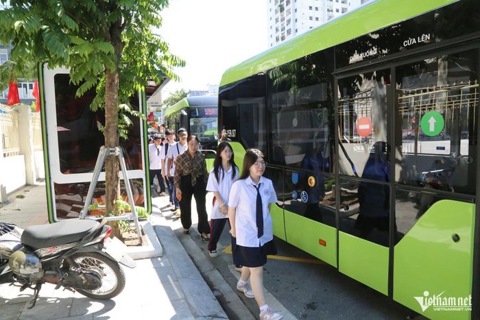 Học sinh TP Quảng Ninh tới trường bằng xe buýt điện. Ảnh: Phạm Công