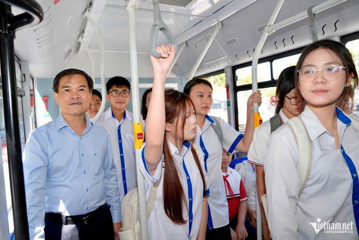 Ông Bùi Văn Khắng, Chủ tịch UBND TP Quảng Ninh, trực tiếp trải nghiệm hành trình trên tuyến xe buýt đưa học sinh đến trường. Ảnh: Phạm Công
