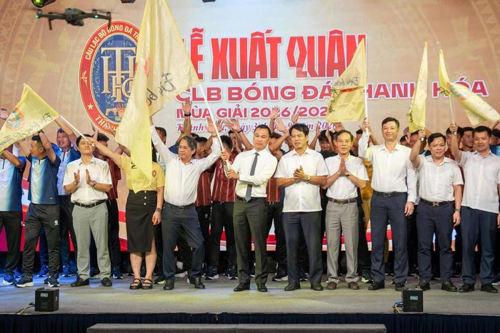 Chủ tịch UBND tỉnh Thanh Hoá Tô Anh Dũng trao cờ cho CLB Thanh Hoá. Ảnh: H.S