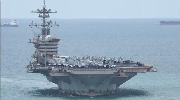 Tàu sân bay USS Abraham Lincoln rỉ sét ở đường mớn nước. Ảnh: US Navy