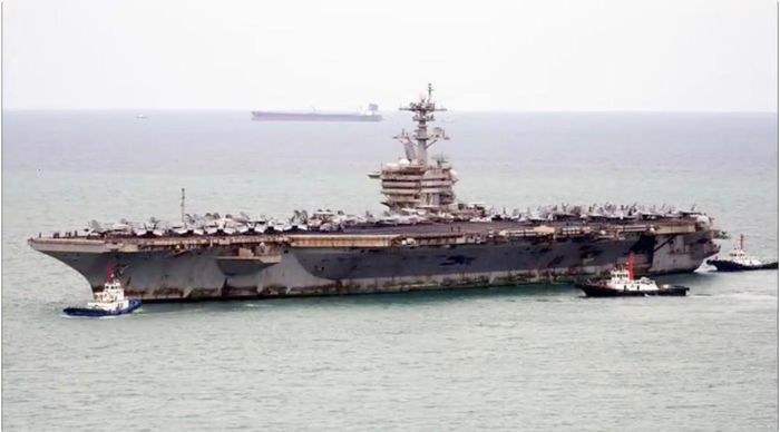 ... và sau khi triển khai dài ngày. Ảnh: US Navy