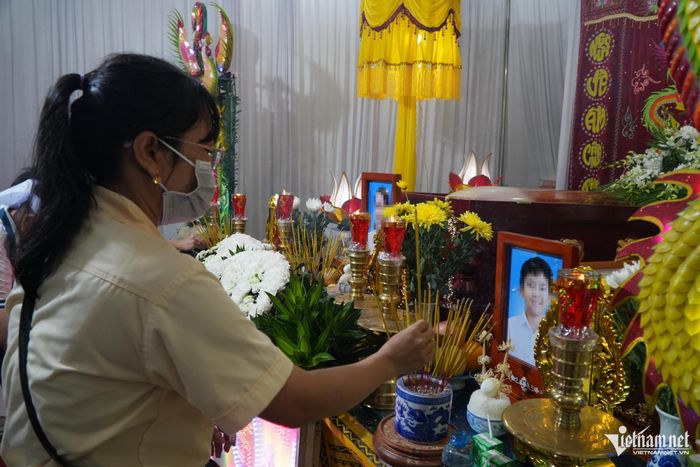 Hàng xóm, bạn bè, đồng nghiệp đến thắp hương cho những người xấu số. Ảnh: Hoàng Anh