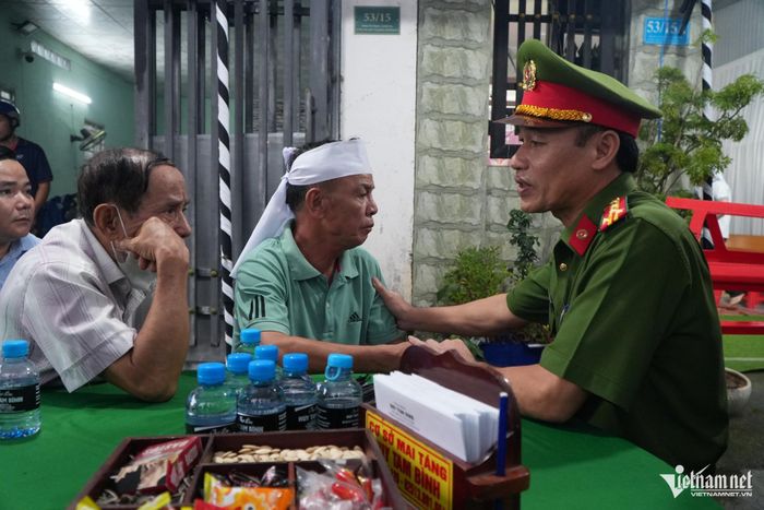 Đại tá Nguyễn Huy Hải thăm hỏi gia đình các nạn nhân. Ảnh: Hoàng Anh