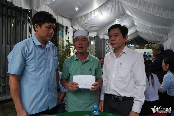 Xã Bình Minh hỗ trợ gia đình số tiền lo chi phí tang lễ cho 3 mẹ con. Ảnh: Hoàng Anh