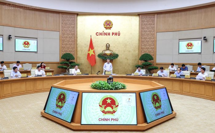 Thời gian từ nay đến cuối năm không còn nhiều trong khi yêu cầu đặt ra hết sức nặng nề, Thủ tướng đề nghị từng thành viên Chính phủ phát huy tinh thần trách nhiệm, tích cực, chủ động, sáng tạo, linh hoạt để thực hiện các mục tiêu đã đề ra. Ảnh: VGP