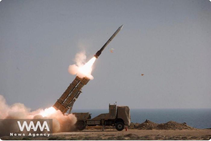 Iran phóng tên lửa vào các căn cứ Mỹ ở Vùng Vịnh để đáp trả các cuộc tấn công nhằm vào nước này. Ảnh: WANA