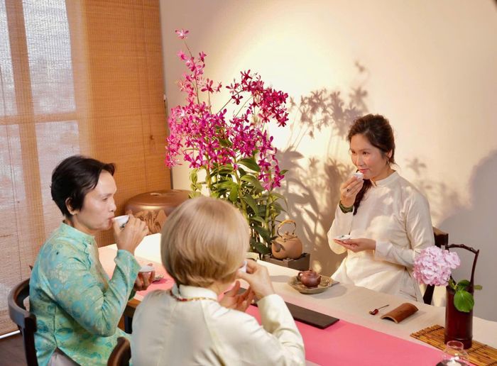 Nữ nghệ sĩ muốn được thưởng trà bên người thân.