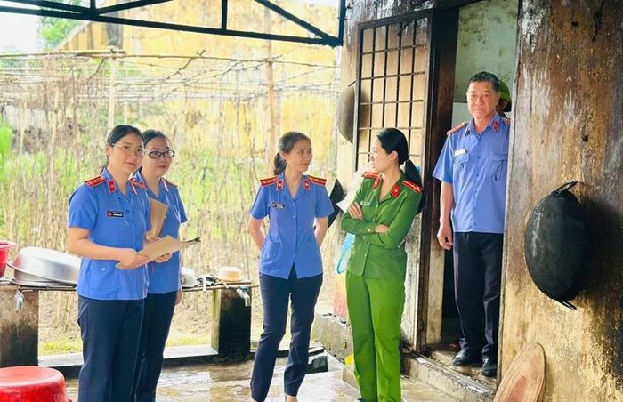  Đoàn kiểm sát làm việc với cán bộ Phân trại tạm giam Kon Tum.
