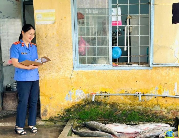  Kiểm sát viên trực tiếp kiểm sát việc chuẩn bị nguồn thực phẩm.