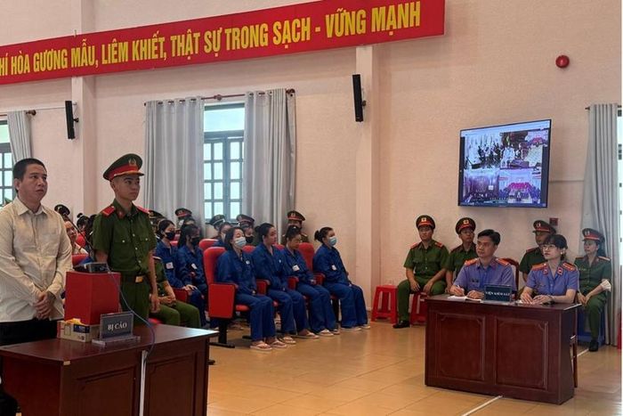  Bị cáo đứng trước bục khai báo tại điểm cầu Trại tạm giam Chí Hòa (T30), trực tiếp theo dõi diễn biến và Hội đồng xét xử tại điểm cầu trung tâm qua màn hình đa điểm theo thời gian thực.