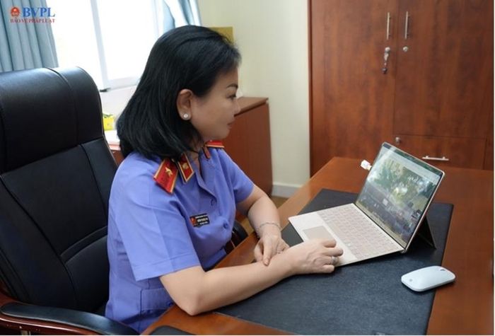  Đồng chí Huỳnh Thị Ngọc Hoa, Phó Viện trưởng VKSND TP Hồ Chí Minh theo dõi, chỉ đạo diễn biến phiên tòa từ phòng làm việc.