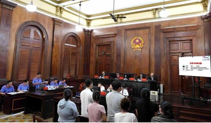  Hệ thống số hóa hồ sơ vụ án được vận hành trực tiếp tại bàn công tố, cho phép Kiểm sát viên truy xuất ngay lập tức lý lịch, lời khai, biên bản và tài liệu chứng cứ của từng bị cáo.