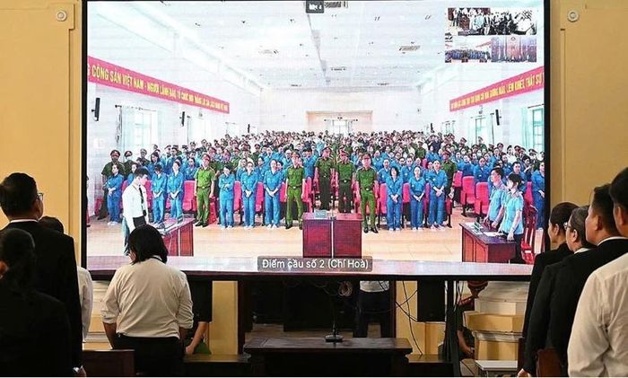  Màn hình lớn tại điểm cầu trung tâm truyền tải sắc nét, liên tục hình ảnh từ điểm cầu số 2 (Trại tạm giam Chí Hòa), bảo đảm tính công khai, trực quan và xuyên suốt của toàn bộ quá trình xét xử.