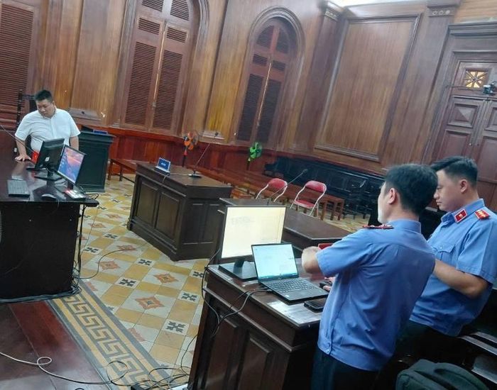  Cán bộ công nghệ thông tin của Viện kiểm sát phối hợp cùng cán bộ công nghệ thông tin của Tòa án kiểm tra đường truyền, hệ thống âm thanh, thiết bị trình chiếu và các giải pháp an toàn dữ liệu trước giờ mở phiên tòa.