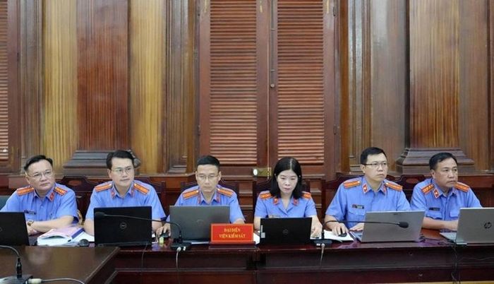  Tổ Kiểm sát viên VKSND TP Hồ Chí Minh thực hành quyền công tố và kiểm sát xét xử tại phiên tòa với trang thiết bị máy tính làm việc được kết nối dữ liệu số hóa đồng bộ.