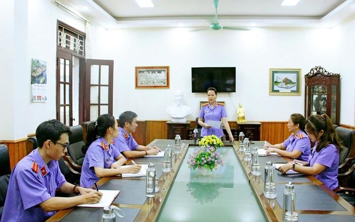 Đồng chí Hoàng Thị Xuân, Phó Viện trưởng VKSND tỉnh Sơn La chỉ đạo công tác nghiệp vụ đối với Phòng 9, VKSND tỉnh.