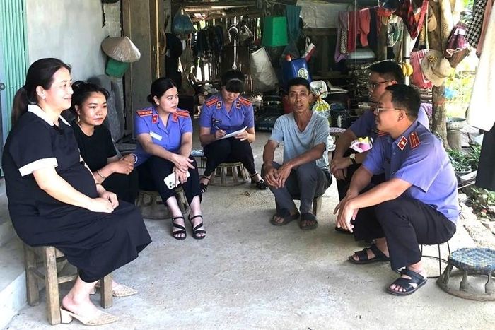 Kiểm sát viên VKSND khu vực 4, tỉnh Sơn La trực tiếp xác minh, bảo vệ quyền và lợi ích hợp pháp cho người yếu thế.