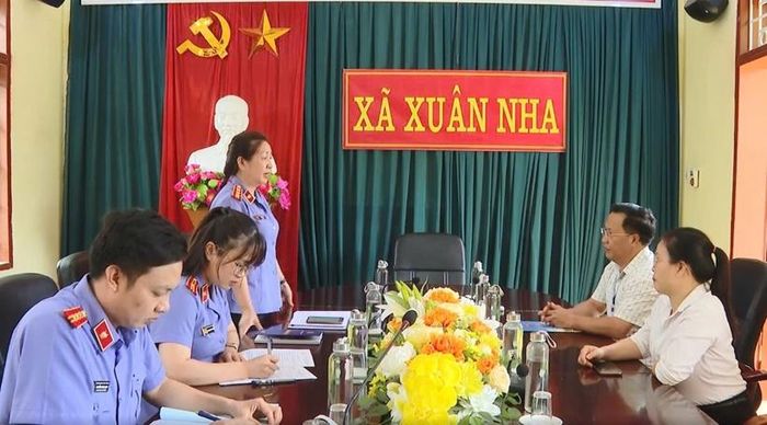 Phòng 9, VKSND tỉnh Sơn La làm việc với chính quyền địa phương để rà soát các vụ việc thuộc phạm vi thực hiện Nghị quyết số 205.