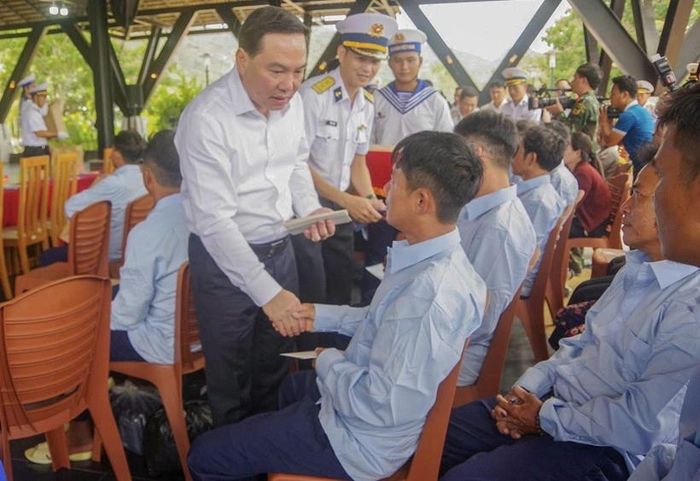  Lãnh đạo tỉnh Khánh Hòa thăm hỏi, động viên, tặng quả 32 ngư dân. Ảnh: BĐBP.