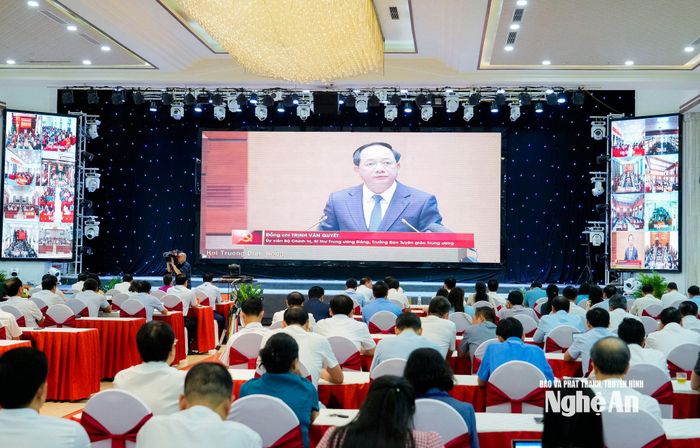 Trưởng ban Tuyên giáo Trung ương Trịnh Văn Quyết trình bày 2 chuyên đề về học tập, thực hành tư tưởng, đạo đức, phương pháp, phong cách Hồ Chí Minh và công tác tư tưởng trong bối cảnh mới. Ảnh: Phạm Bằng