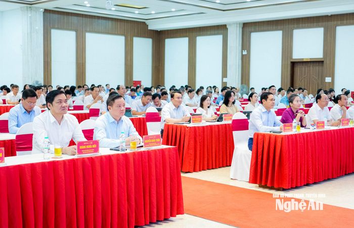 Các đồng chí lãnh đạo tỉnh Nghệ An dự hội nghị. Ảnh: Phạm Bằng