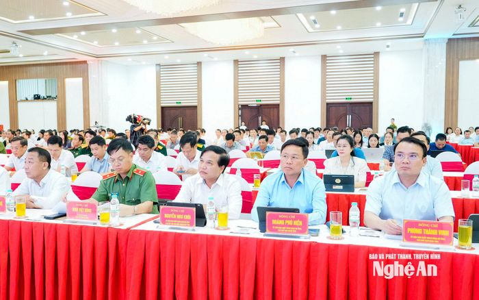 Các đồng chí Ủy viên Ban Thường vụ Tỉnh uỷ, lãnh đạo UBND tỉnh và các ngành dự hội nghị. Ảnh: Phạm Bằng
