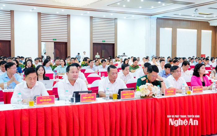 Các đồng chí Ủy viên Ban Thường vụ Tỉnh uỷ dự hội nghị. Ảnh: Phạm Bằng