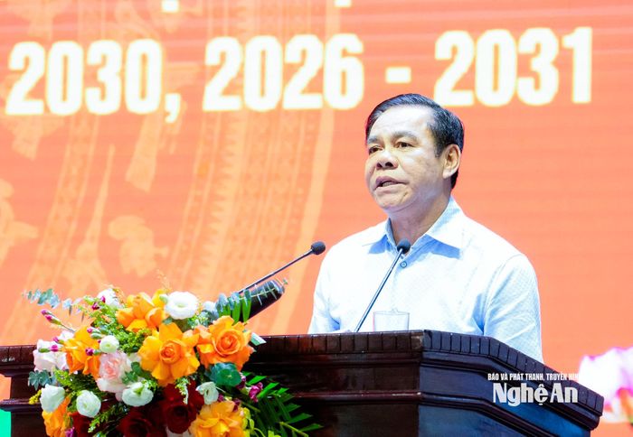 Đồng chí Võ Trọng Hải - Phó Bí thư Tỉnh ủy, Chủ tịch UBND tỉnh điều hành hội nghị. Ảnh: Phạm Bằng