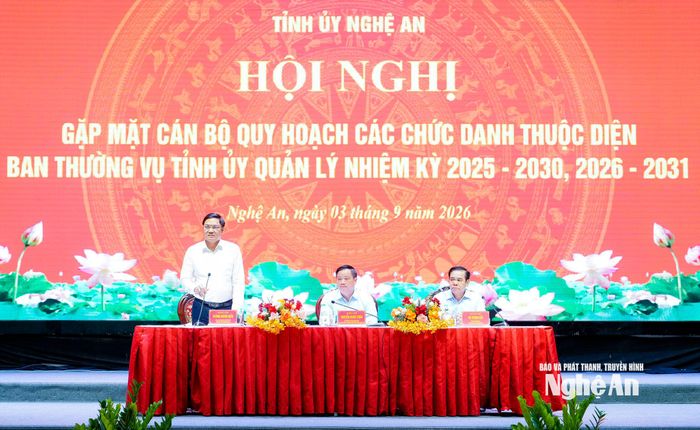 Đồng chí Hoàng Nghĩa Hiếu - Phó Bí thư Thường trực Tỉnh ủy, Chủ tịch HĐND tỉnh điều hành hội nghị. Ảnh: Phạm Bằng