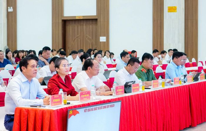 Các đồng chí Thường trực Tỉnh uỷ, Ủy viên Ban Thường vụ Tỉnh uỷ dự hội nghị. Ảnh: Phạm Bằng