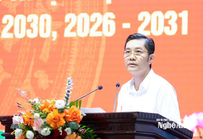 Đồng chí Dương Thanh Bình - Phó Hiệu trưởng Trường Chính trị tỉnh trình bày tham luận tại hội nghị. Ảnh: Phạm Bằng