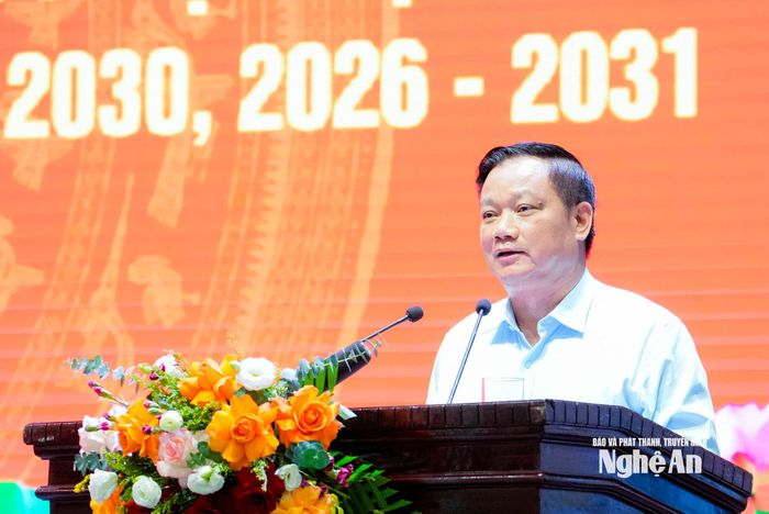 Đồng chí Nguyễn Khắc Thận - Bí thư Tỉnh uỷ, Trưởng Đoàn ĐBQH tỉnh phát biểu chỉ đạo hội nghị. Ảnh: Phạm Bằng